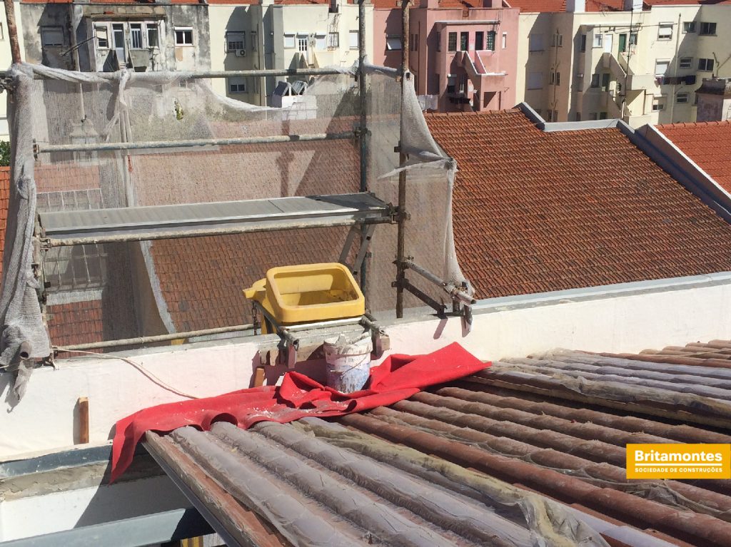 Detalhe da intervenção de substituição da cobertura deste edifício no centro de Lisboa